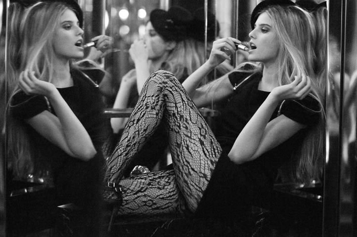 Preto-e-renda-mulher-boneca-em-elevados-níveis-de-sensualidade-Domínio-da-Moda-Fonte-Ben-Trovato